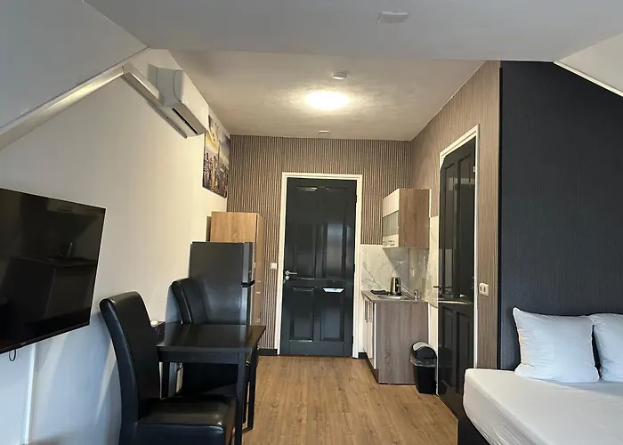 Santorini Oda ve Kahvaltı 3*